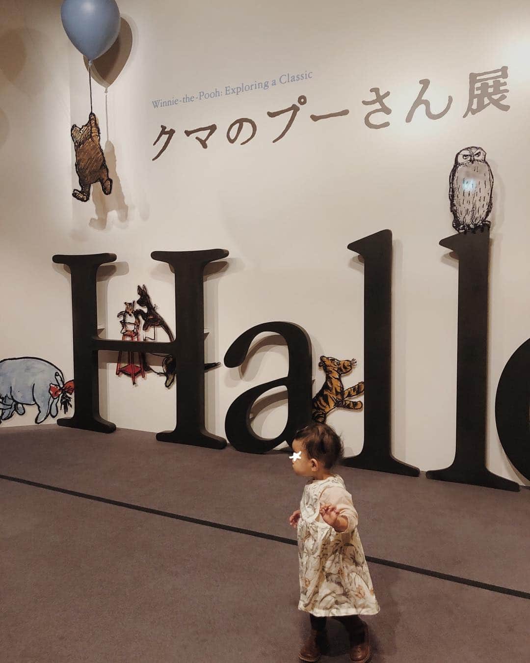 目見田早弥子のインスタグラム：「| Winnie-the-Pooh🍯 滑り込みでプーさん展行けました𓆸  娘の機嫌があまり良くなくて大変でしたが 最後に👨🏽にClassic Poohのぬいぐるみを買ってもらい それがとっても気に入ったようで その後のおでかけでギューしたりチュッとしたり😂🌟 もう〜！って思うことがあっても 可愛い姿見せられたら0.1秒でニヤけてしまうなあ。」