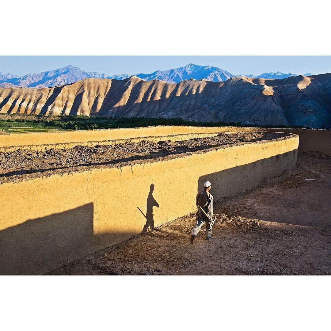 スティーブ・マカリーさんのインスタグラム写真 - (スティーブ・マカリーInstagram)「Worker at brick factory, #Bamiyan, #Afghanistan, 2006.」4月10日 22時07分 - stevemccurryofficial