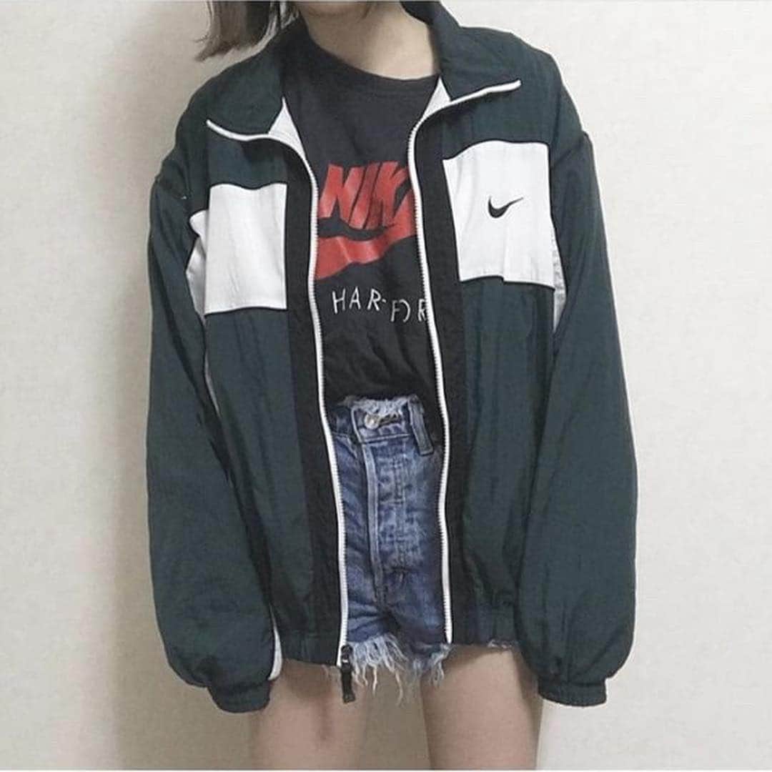 古着女子さんのインスタグラム写真 - (古着女子Instagram)「≪🐱ナイロンジャケットコーデ🐱≫右にスワイプ👉してね☺️古着女子に学ぶ古着の着こなし方💕 @yu___2222 さんの着用アイテムのブランドを調査しました🔎💕 * ❤️my favorite used shop❤️ よく行く古着屋さん🏠➡︎サニーサイドアップ、フラミンゴ、mellow * Check this→@9090s_ 👖👟 @o0_hitokuchi_ 🐻🌻 * for boys👉古着男子(@furudann ) * 古着を素敵に着こなしてる女性の方をRepostでご紹介させていただきます🐒写真は全てご本人様に【掲載許諾】をとっております💓 * このコーデが参考になったらいいね👍またはコメントください☺️ * @yu___2222 さんありがとうございました😊 * #フルジョ#古着#古着女子#今日のコーデ#お洒落さんと繋がりたい#コーデ#古着コーデ#きょコ#ファッションコーデ#古着男子#着回しコーデ#服好きな人と繋がりたい#春コーデ#ゆるコーデ#ガーリーコーデ#ガーリー#レディース古着#スニーカー女子#着画#古着mix#古着好き#韓国コーデ#メンズライク#古着ファッション #ナイロンジャケット #スウェット #デニムコーデ #春コーデ #スポーティーコーデ」4月10日 22時07分 - furuzyo