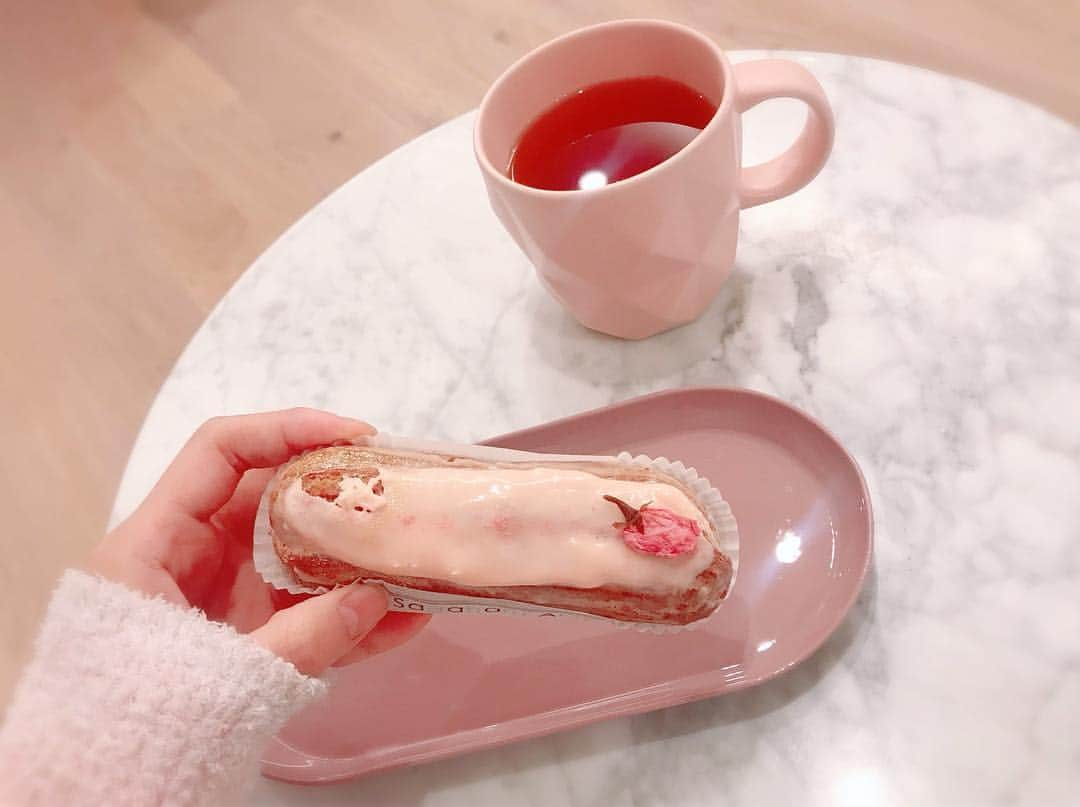 木南清香さんのインスタグラム写真 - (木南清香Instagram)「🌸☕️💕 ・ ・ 本日もおつかれさまでした🕊 桜のスイーツも、 そろそろ終わりかな…♡ ・ #🌸 #さくら #エクレア #おやつの時間 #サダハルアオキ #patisseriesadaharuaokiparis」4月10日 22時09分 - kinami_sayaka