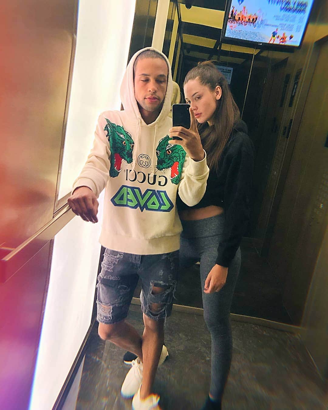 SIMON DESUEのインスタグラム：「Elevator Lifestyle 👁️‍🗨️」