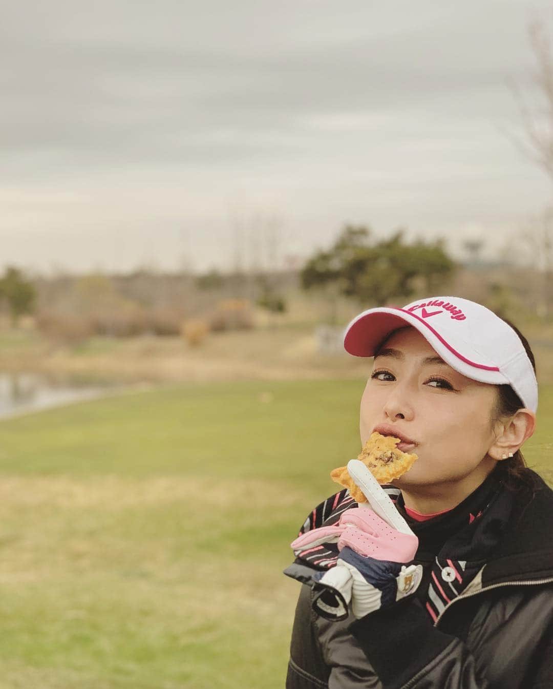 杏さゆりさんのインスタグラム写真 - (杏さゆりInstagram)「韓国のゴルフ場⛳️ . 日本で言う茶屋には 練り物のみの、おでん🍢と たい焼きがあったんだけど。。。 . このたい焼きが美味すぎた🤤💕 . #sky72golfclub #sky72 #golf #ゴルフ #ゴルフ女子 #茶屋 #杏さゆり #SayuriAnzu」4月10日 22時13分 - anzu_sayuri_official