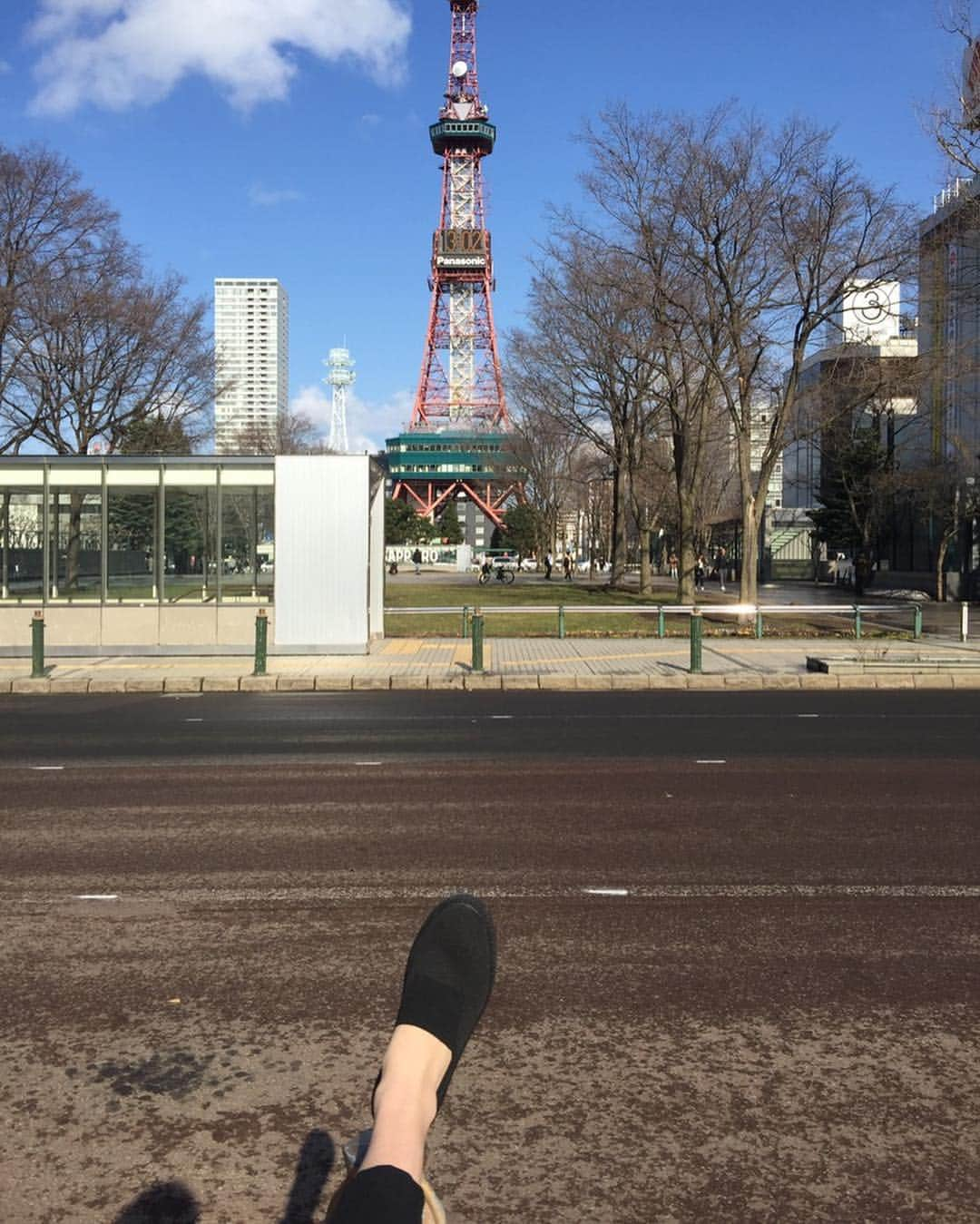 ラリソン彩華さんのインスタグラム写真 - (ラリソン彩華Instagram)「今回の北海道の旅のお供にホーキンスのスリッポンがめちゃめちゃ楽で❣️ブラックでコーディネートしてみたよ〜 #キレらく#ホーキンス#hawkinssport」4月10日 22時25分 - ayakalarrison