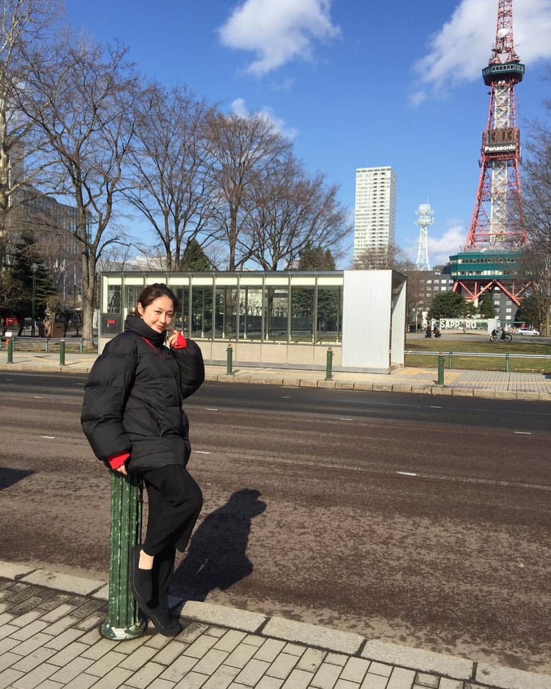 のインスタグラム：「今回の北海道の旅のお供にホーキンスのスリッポンがめちゃめちゃ楽で❣️ブラックでコーディネートしてみたよ〜 #キレらく#ホーキンス#hawkinssport」