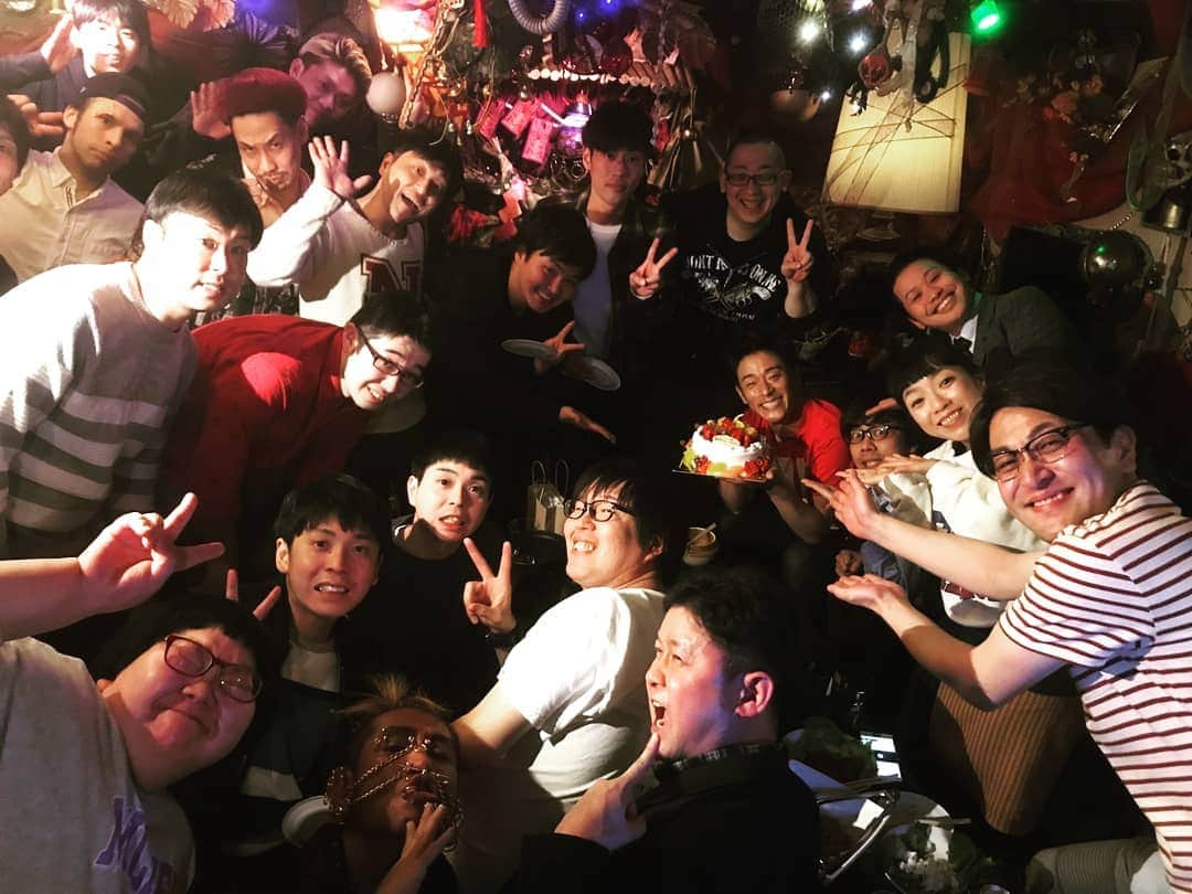 永井佑一郎さんのインスタグラム写真 - (永井佑一郎Instagram)「ピンバトル～最終回～でした。 約6年毎月の新ネタライブをやらせて貰いました。僕は後輩から『立ち上げ』と呼ばれます。僕が何個もライブをすぐやるから。そんな立ち上げが一番大切にしてたライブが『ピンバトル』でした。関わって頂いた全員に感謝です。有難う御座いました！打ち上げたよ😁後輩たちから寄せ書き貰ったよ！ありがとうだよ！ 本当にやらせて頂いて良かったです。 ピンバトルメンバーの活躍をみなさん期待しといてください！俺も頑張ります✌️ 有難う御座いました！！！！m(__)m  #ピンバトル #ピン芸人」4月10日 22時25分 - yuichirou_nagai