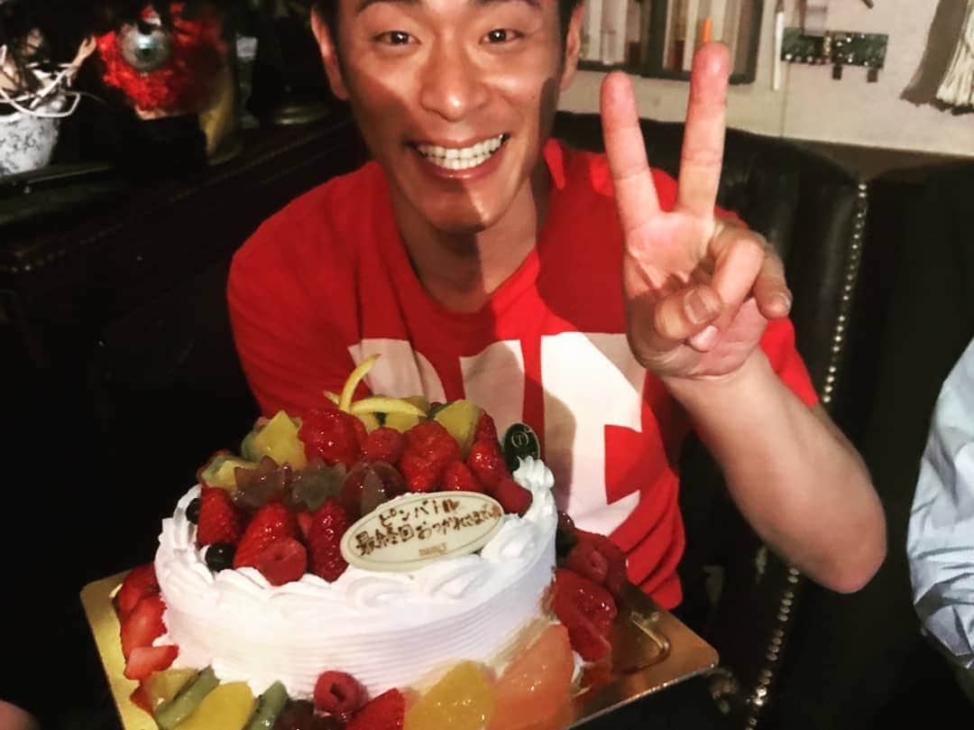 永井佑一郎さんのインスタグラム写真 - (永井佑一郎Instagram)「ピンバトル～最終回～でした。 約6年毎月の新ネタライブをやらせて貰いました。僕は後輩から『立ち上げ』と呼ばれます。僕が何個もライブをすぐやるから。そんな立ち上げが一番大切にしてたライブが『ピンバトル』でした。関わって頂いた全員に感謝です。有難う御座いました！打ち上げたよ😁後輩たちから寄せ書き貰ったよ！ありがとうだよ！ 本当にやらせて頂いて良かったです。 ピンバトルメンバーの活躍をみなさん期待しといてください！俺も頑張ります✌️ 有難う御座いました！！！！m(__)m  #ピンバトル #ピン芸人」4月10日 22時25分 - yuichirou_nagai