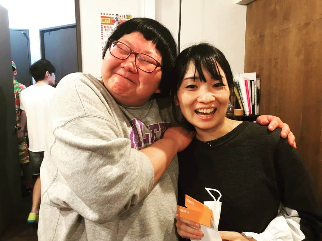 永井佑一郎さんのインスタグラム写真 - (永井佑一郎Instagram)「ピンバトル～最終回～でした。 約6年毎月の新ネタライブをやらせて貰いました。僕は後輩から『立ち上げ』と呼ばれます。僕が何個もライブをすぐやるから。そんな立ち上げが一番大切にしてたライブが『ピンバトル』でした。関わって頂いた全員に感謝です。有難う御座いました！打ち上げたよ😁後輩たちから寄せ書き貰ったよ！ありがとうだよ！ 本当にやらせて頂いて良かったです。 ピンバトルメンバーの活躍をみなさん期待しといてください！俺も頑張ります✌️ 有難う御座いました！！！！m(__)m  #ピンバトル #ピン芸人」4月10日 22時25分 - yuichirou_nagai