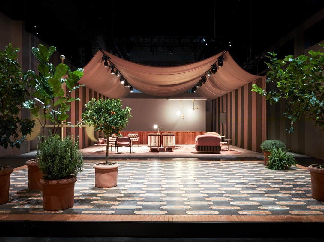 Fendiさんのインスタグラム写真 - (FendiInstagram)「The new #FendiCasa mood, featuring a refreshed take on the signature Pequin stripes, super-sized in tobacco brown and black. #FendiBackHome by @cristinacelestino  #mdw19」4月10日 22時20分 - fendi