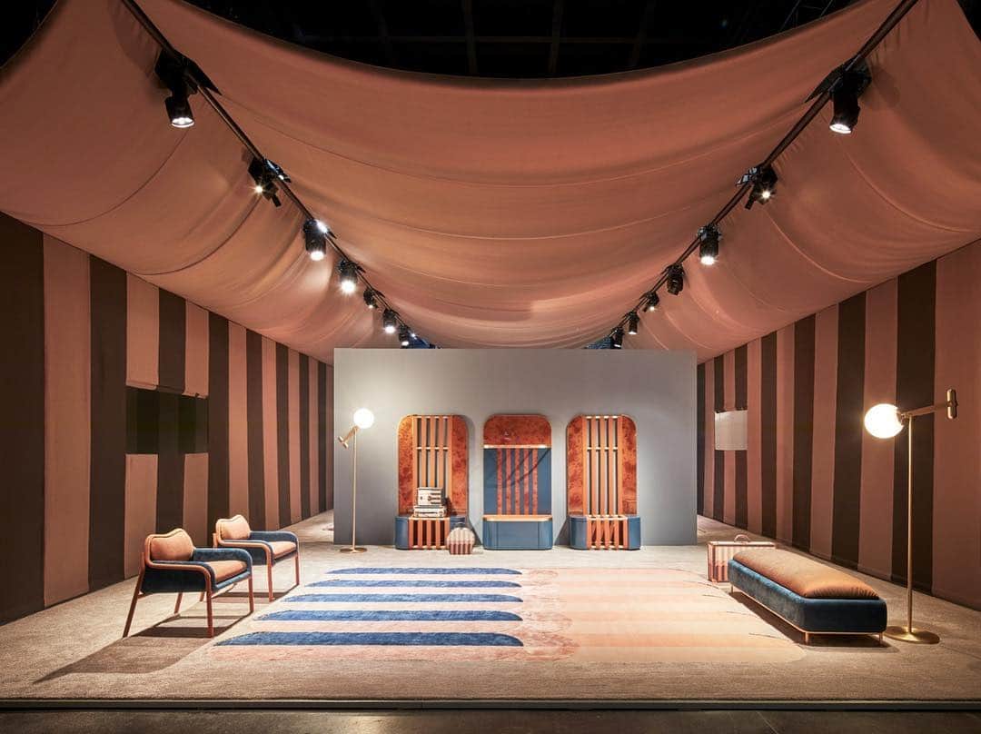 Fendiさんのインスタグラム写真 - (FendiInstagram)「The new #FendiCasa mood, featuring a refreshed take on the signature Pequin stripes, super-sized in tobacco brown and black. #FendiBackHome by @cristinacelestino  #mdw19」4月10日 22時20分 - fendi