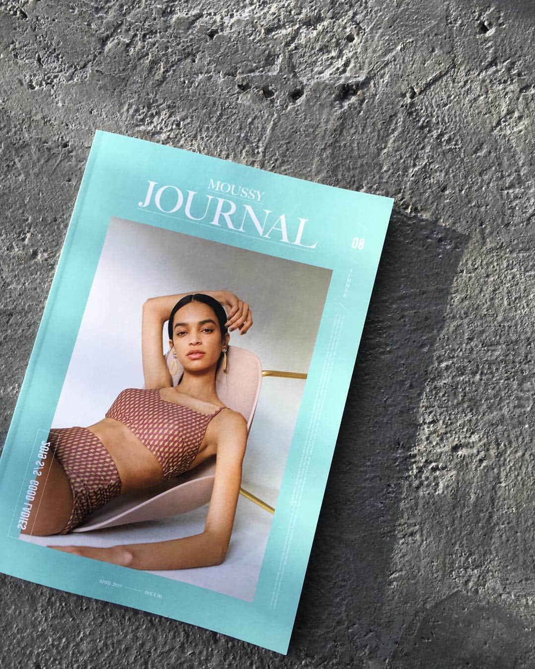 Shiho Sasakiのインスタグラム：「インスタライブでもちらっとお見せしていた MOUSSY JOURNAL📚 今回もまるで一冊の雑誌のような読み応え✌️ 新作も沢山載っています🙆‍♀️ 店頭にてお買い物して下さった方に先着でお渡ししているのでお早めに✨ #MOUSSY#MOUSSYSNAP#MOUSSYJOURNAL」