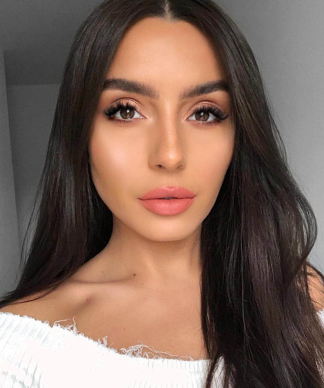 Kylie Cosmeticsさんのインスタグラム写真 - (Kylie CosmeticsInstagram)「Pretty spring glam on @jayyglamm using our concealers, setting powders (back on Friday) and Almost Friday matte traditional lipstick 🌸 "☁️ Conceal & Powder ☁️ Using the New @kyliecosmetics loose setting powder in beige! So beyond in love with this powder! To conceal I used the Kylie skin concealer shade Sand, Blush Pink Power 💕 Lips Almost Friday @kyliecosmetics”」4月10日 22時22分 - kyliecosmetics