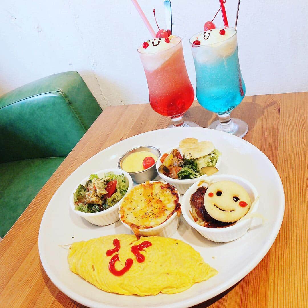 上野優華さんのインスタグラム写真 - (上野優華Instagram)「髙橋麻里さんとおしゃれぃなランチ！！ まりさんが、気になってたカフェに行きました\😊/ 可愛すぎて食べるのもったいなかったけどちゃんと食べました笑 大きいくまのぬいぐるみがあって、これが本当に可愛いんだよね。。。欲しいけど置くとこないよ…  #カフェ #カフェ巡り #高円寺 #高円寺カフェ #babykingkitchen  #クリームソーダ  #可愛いカフェ #髙橋麻里」4月10日 22時22分 - yuukaueno0205