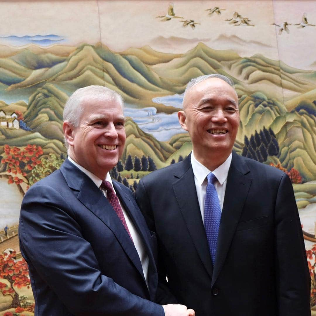 ロイヤル・ファミリーさんのインスタグラム写真 - (ロイヤル・ファミリーInstagram)「The Duke of York has today arrived in China to undertake a programme of official engagements in Beijing, Shenzhen and Fujian. Follow @hrhthedukeofyork for more.  The visit will encompass The Duke’s three core areas of focus; Education and Skills, Entrepreneurship, and Science, Technology and Engineering. This afternoon, HRH met with Member of the Political Bureau of the CPC Central Committee & Director of the Foreign Affairs Commission Office, Yang Jiechi, followed by Mr Cai Qi, Communist Party Secretary for Beijing.」4月10日 22時34分 - theroyalfamily