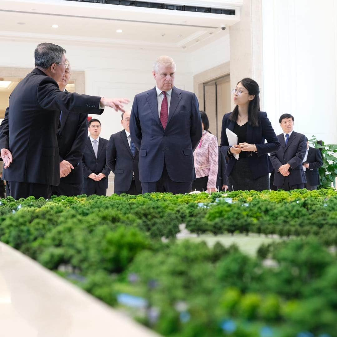 ロイヤル・ファミリーさんのインスタグラム写真 - (ロイヤル・ファミリーInstagram)「The Duke of York has today arrived in China to undertake a programme of official engagements in Beijing, Shenzhen and Fujian. Follow @hrhthedukeofyork for more.  The visit will encompass The Duke’s three core areas of focus; Education and Skills, Entrepreneurship, and Science, Technology and Engineering. This afternoon, HRH met with Member of the Political Bureau of the CPC Central Committee & Director of the Foreign Affairs Commission Office, Yang Jiechi, followed by Mr Cai Qi, Communist Party Secretary for Beijing.」4月10日 22時34分 - theroyalfamily