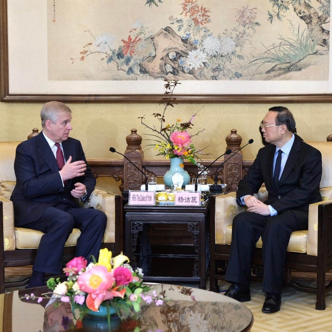 ロイヤル・ファミリーさんのインスタグラム写真 - (ロイヤル・ファミリーInstagram)「The Duke of York has today arrived in China to undertake a programme of official engagements in Beijing, Shenzhen and Fujian. Follow @hrhthedukeofyork for more.  The visit will encompass The Duke’s three core areas of focus; Education and Skills, Entrepreneurship, and Science, Technology and Engineering. This afternoon, HRH met with Member of the Political Bureau of the CPC Central Committee & Director of the Foreign Affairs Commission Office, Yang Jiechi, followed by Mr Cai Qi, Communist Party Secretary for Beijing.」4月10日 22時34分 - theroyalfamily