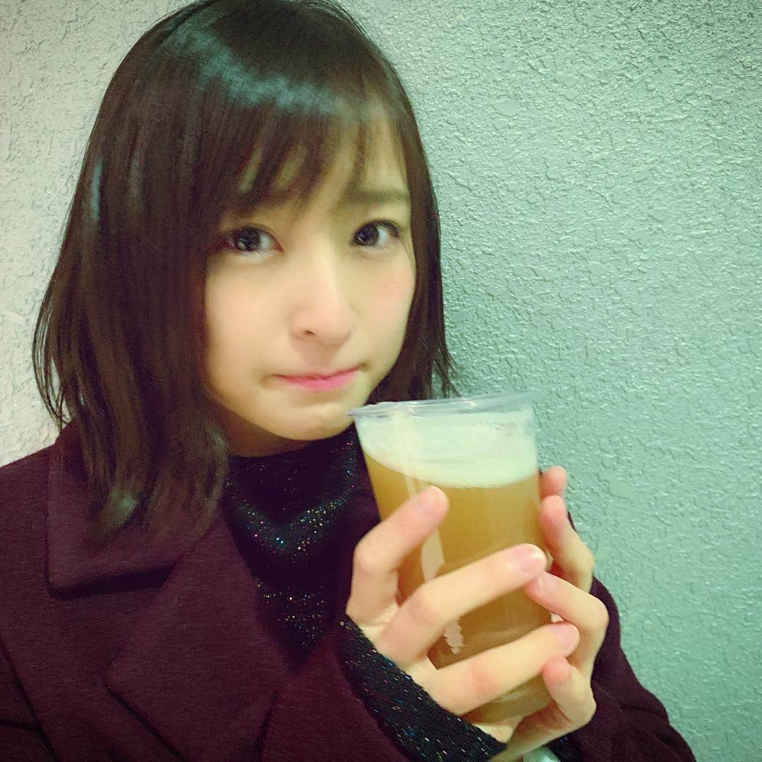 中崎絵梨奈さんのインスタグラム写真 - (中崎絵梨奈Instagram)「#横浜ビーコルセアーズ ホームにて🏠 ビール苦手やけど苺のビール！ということで 気になって飲んでみました！！🍓 美味しかったんやけどやっぱりビール感が苦手らしく絶妙な顔😂😂😂 横浜ホームたのしくてすき！！  #中﨑絵梨奈のドバッとBリーグ観戦記録   #Bリーグ  #Bリーグ観戦 #bleague #バスケ #バスケットボール #スポーツ観戦女子 #バスケ好きな人と繋がりたい #スポーツ観戦 #バスケ女子 #japan #basketball #スポーツ #sports #アイドル #中崎絵梨奈 #ぷに子」4月10日 22時34分 - chu_erina
