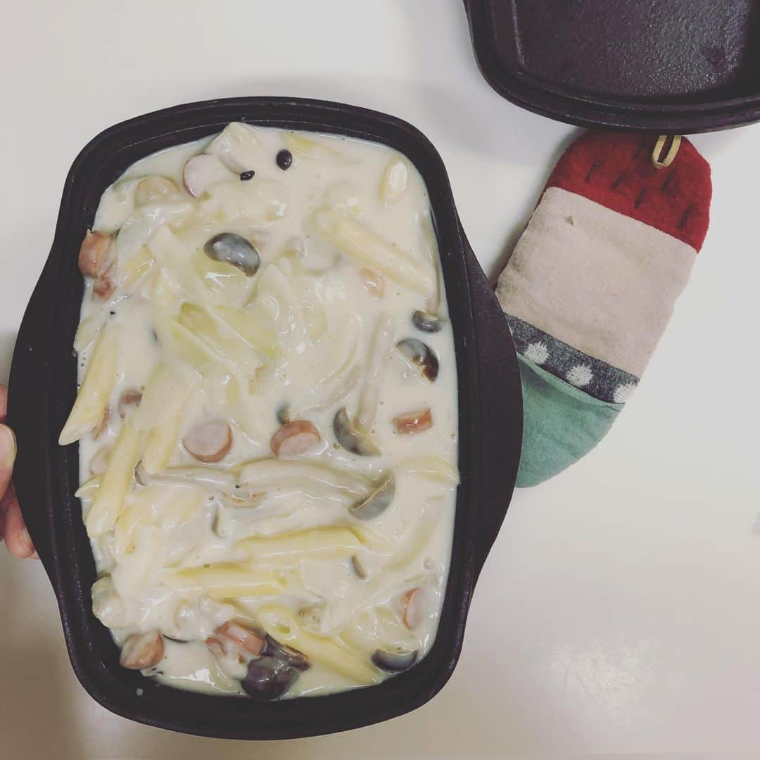 浜島直子さんのインスタグラム写真 - (浜島直子Instagram)「今日は寒かった。 だからグラタンにしたった。  いつも適当にフライパンで材料をバーッとバターで炒めて(今日はシーフードミックスとソーセージと玉ねぎとしめじ)、 ホワイトソースも小麦粉と牛乳でバーッと適当に作って(時間がない時はハインツで。美味しくて大好き！)、 それをダッチオーブンにダーッと流し込んでとろけるチーズ乗せてグリルで焼くのだけど、 毎回流し込んだ時にダッチオーブンのサイズにジャストでぴったんこカンカンで(写真2枚目)、これが地味にものすんごく嬉しくて自分天才なんじゃないかと静かに感激しています。 ・ #誰ですか #フライパンの容量とダッチオーブンの容量が #同じなんじゃないかと言ったのは #🤣 #グラタン」4月10日 22時29分 - hamaji_0912