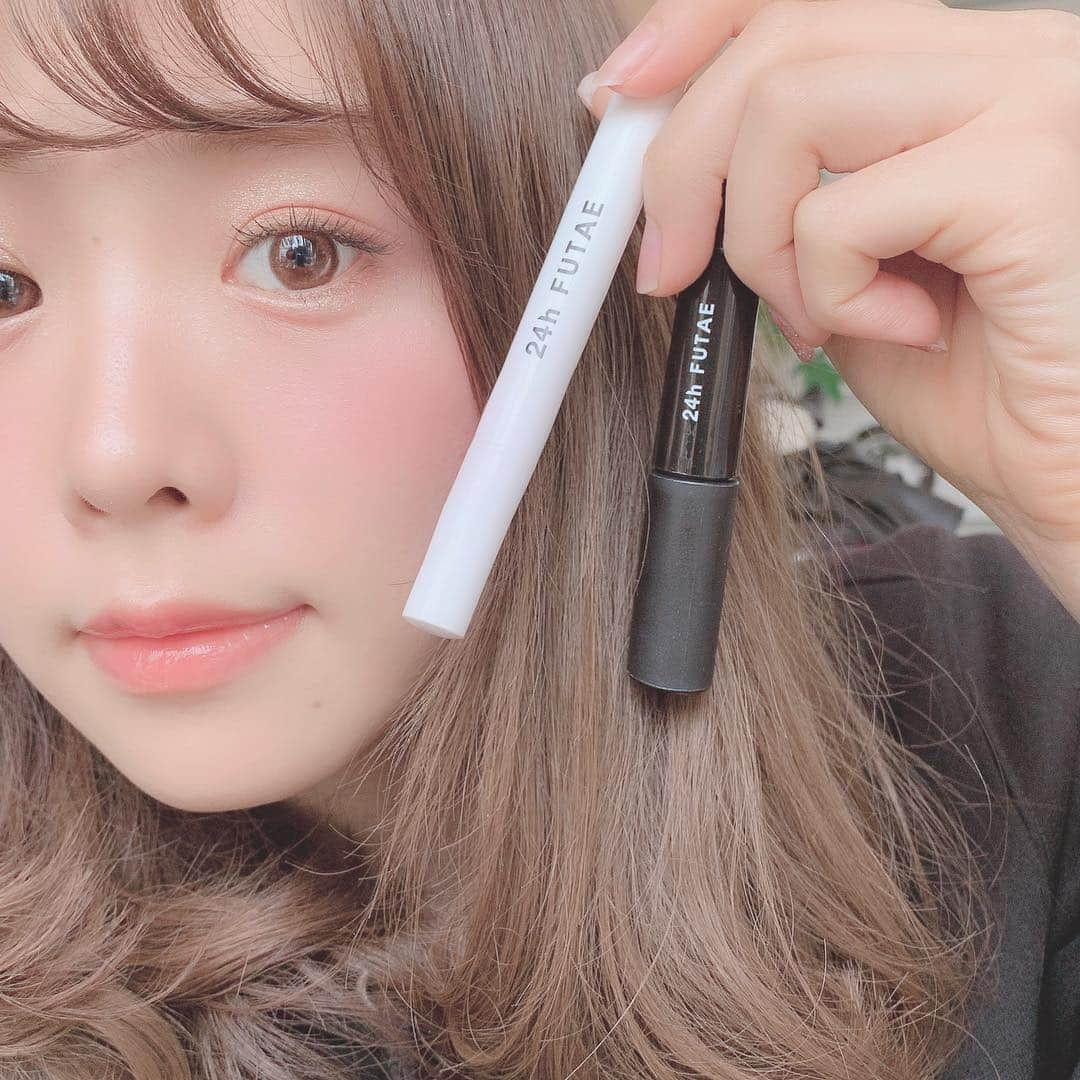 SHIHORINさんのインスタグラム写真 - (SHIHORINInstagram)「👀✨﻿﻿ ﻿﻿ ﻿﻿ 24h FUTAE👀﻿﻿﻿ ふたえの調子が悪い時や、幅を広げたい時に使ってるよ🧸﻿﻿ ﻿﻿ 昼用☀️と夜用🌙2本セットになっていて、﻿ 昼用はメイク前でもメイク後でも装着しない﻿ 皮膜タイプなのでメイク崩れもせず﻿ 綺麗にふたえのをキープしてくれるの😳﻿﻿ ﻿﻿ 夜用は寝る前に塗って理想のふたえの﻿﻿ クセづけができるよ✨﻿﻿ 美容液成分がはいっているのも嬉しい😆﻿﻿ ﻿﻿ 今回はアイメイクの上から﻿ 昼用を使ってみたんだけど💄﻿ とっても自然で付けてるのがバレない💭✨﻿﻿ ﻿﻿ ふたえの幅でかなり印象がかわるから、﻿﻿ 気分で使い分けてみようとおもいます☺️🌸﻿﻿ ﻿﻿ before ↔︎ afterの写真載せたので﻿ スワイプしてね👀✨➡︎﻿ ﻿ ﻿﻿ #24hFUTAE#ふたえ#二重#一重#二重になりたい#pr#くっきり二重#アイメイク#メイクアップ#コスメ#化粧品#美容#コスメ好きさんと繋がりたい#メイク好きな人と繋がりたい#プチプラコスメ#しほコスメ💄﻿﻿」4月10日 22時31分 - shihoriiin49