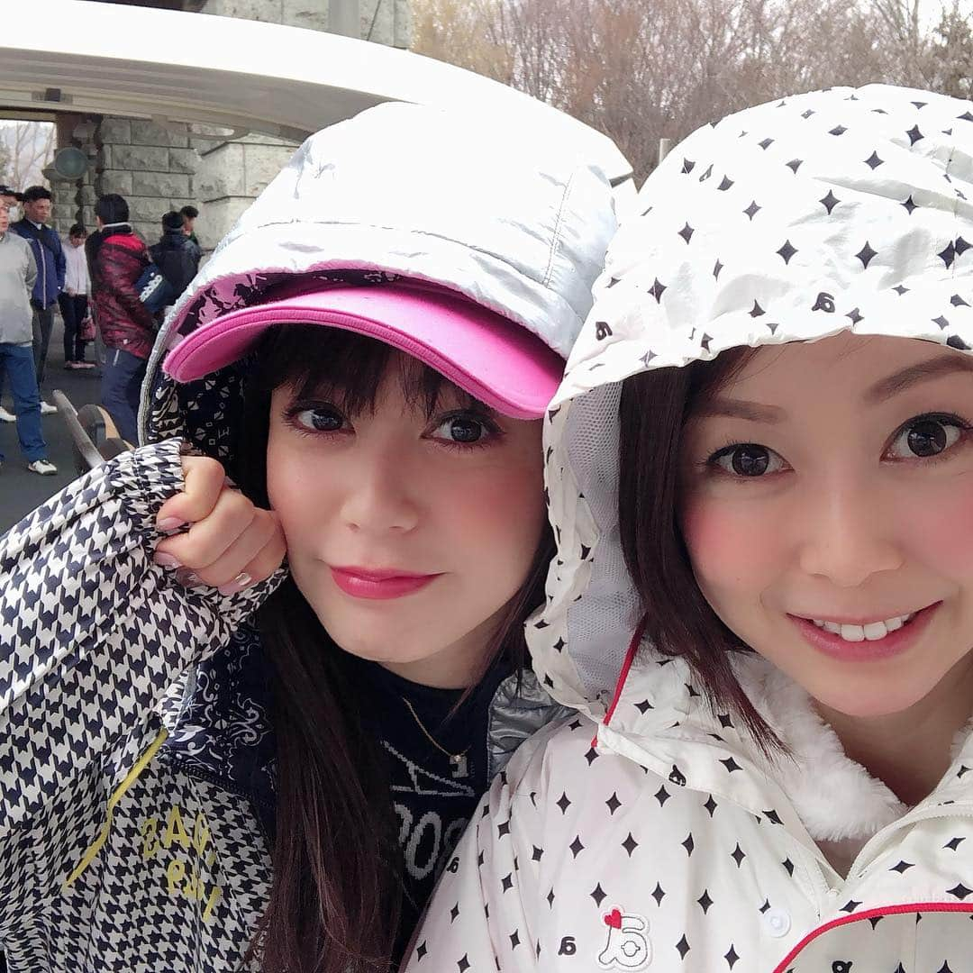 宮崎宣子さんのインスタグラム写真 - (宮崎宣子Instagram)「極寒雪ゴルフコンペ⛳️☃️❄️ 朝は大雨、土砂降りからの、みぞれから勘弁な雪へ❄️☃️❄️ 手の感覚もなく、打っても感覚なく、グリップの感覚もなく、靴の裏に雪が付いて身長が高くなるほど、、、 こんな日にゴルフをやってしまい、途中から色んな麻痺からおかしくなってきて、大笑いしながら雪ゴルフを楽しんできました☃️ 寒すぎて究極の究極を体験してしまったからだと思いますが、なんだか皆で一体感が生まれて、いい記念になりました⛳️🌸☃️❄️ #雪ゴルフ #1度 #極寒ゴルフ #レインウエア #archivio #寒すぎて鼻真っ赤 #寒すぎて笑える #桜に雪積もる #4月に雪 #感覚ナシ #優美ちゃん初参加 #もしや雪女 ？#笑 @yuumi817 #可愛くて仕方ない #ゴルフ女子 #ゴルフコーデ #レインコート #アルチビオ #ハーフで終了 #ボールに雪 #土星みたい」4月10日 22時31分 - miyazaki_nobuko