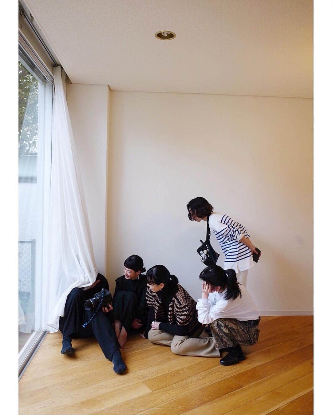 松本恵奈さんのインスタグラム写真 - (松本恵奈Instagram)「撮った写真をみんなでチェック👀和やかなムードでとってもいい空気感の中での撮影でした。このチーム大好きなんだ。みんなこれからもよろしくね。 #clane #shooting #aw」4月10日 22時39分 - ena1123