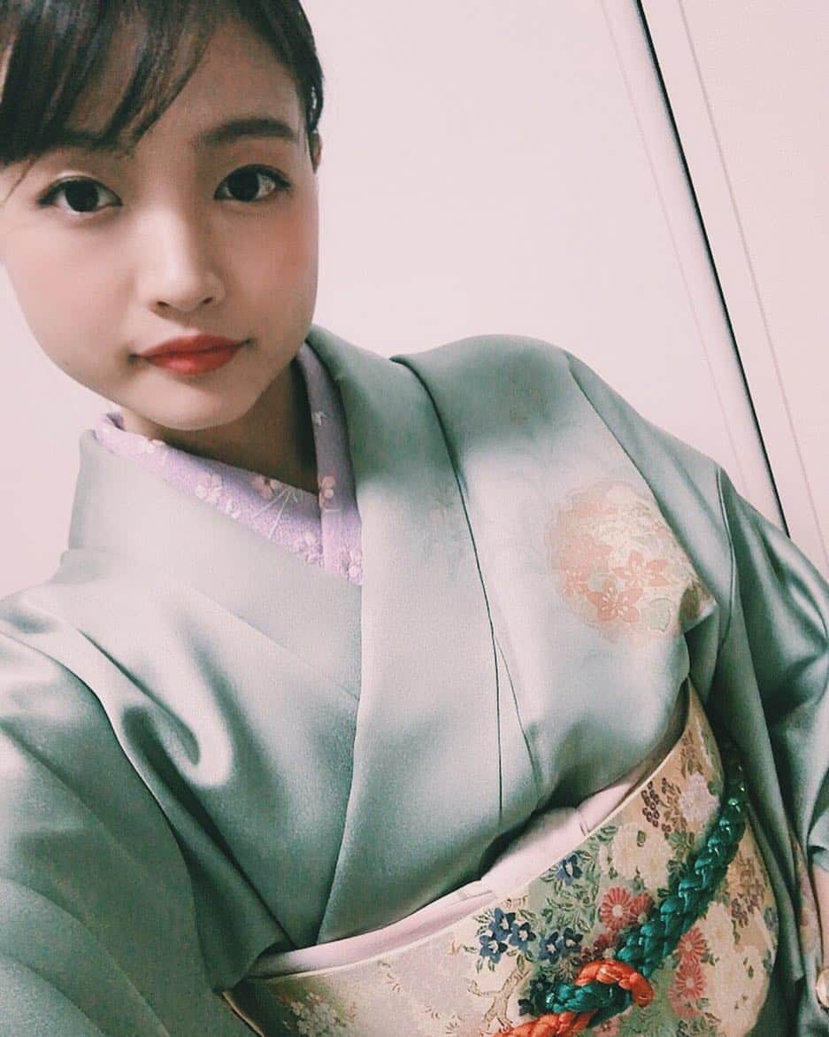 寺川里奈のインスタグラム：「生憎のお天気だったけど、 とあるパーティーがあり、祖母のお着物と母の帯を借りて、合わせて着てみました☺️ #着物 #和装 #着付け #着物女子 #着物コーディネート #着物ヘア #着物好き  #着物生活 #和の暮らし #礼装 #フォーマル」