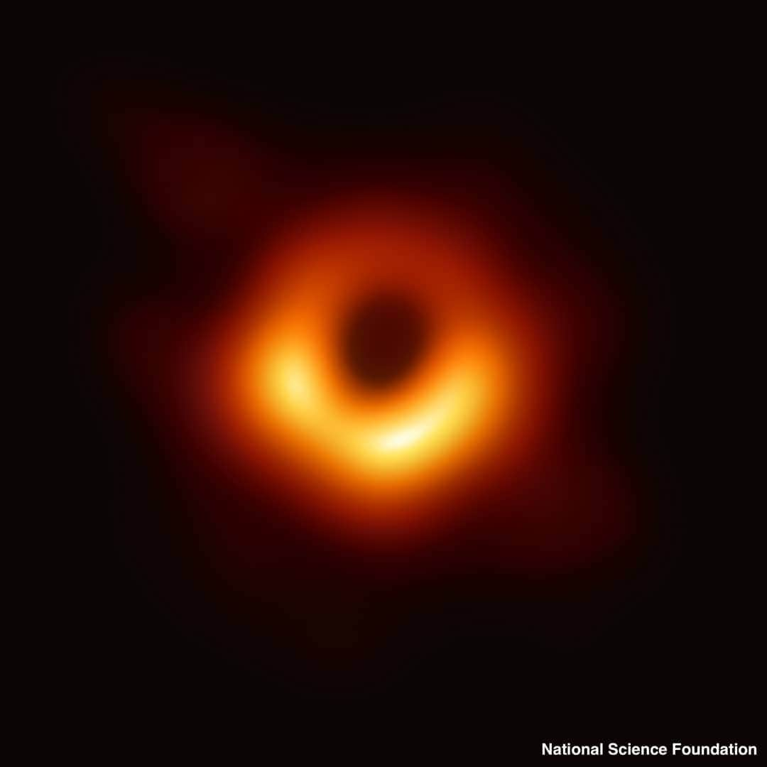 ABC Newsさんのインスタグラム写真 - (ABC NewsInstagram)「JUST IN: We finally know what a black hole looks like.  After decades of conjecture and simulations, an international consortium of scientists released the first ever photos of a black hole. #blackhole #space #astrology #neat」4月10日 22時44分 - abcnews