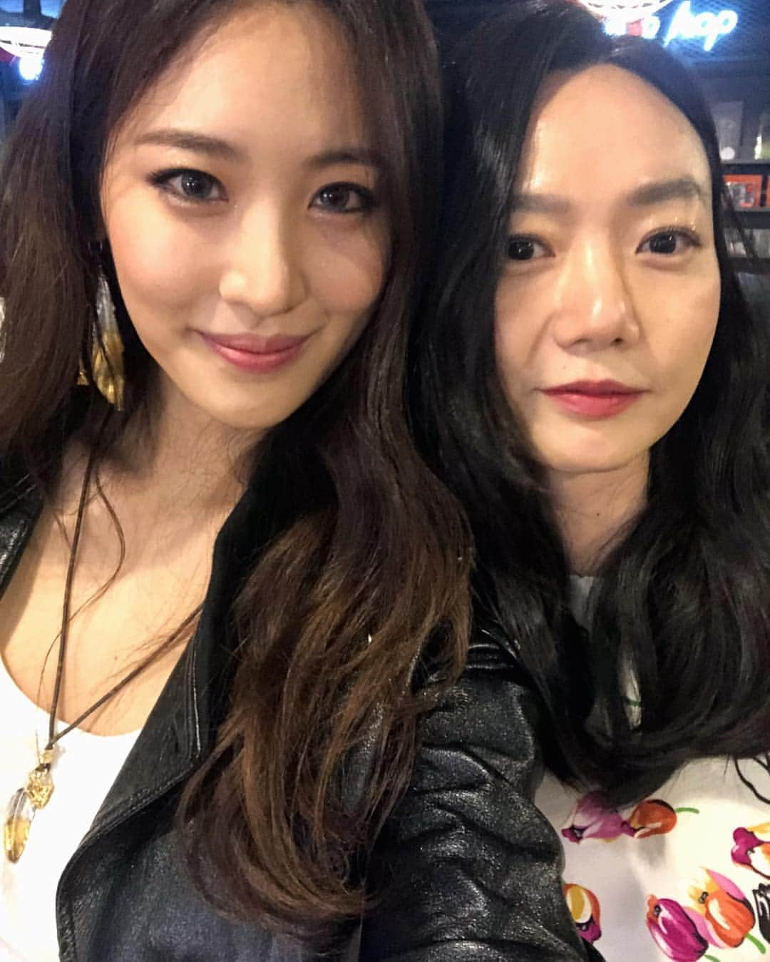 キム・スヒョンさんのインスタグラム写真 - (キム・スヒョンInstagram)「reunion!  love,love @doonabae ♥️ #LV #LVtwist」4月10日 22時39分 - claudiashkim