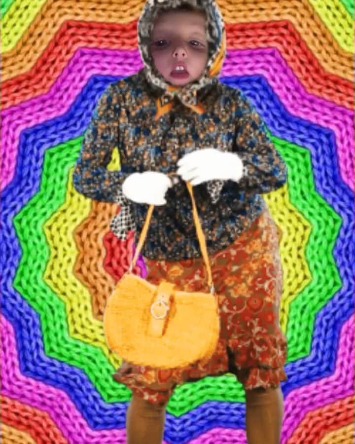 ジェシカ・キャプショーのインスタグラム：「“Smackin’ my butt in town with my purse”  Poppy’s looking to turn it into a single if there are any producers out there that are keen to work with young talent...」