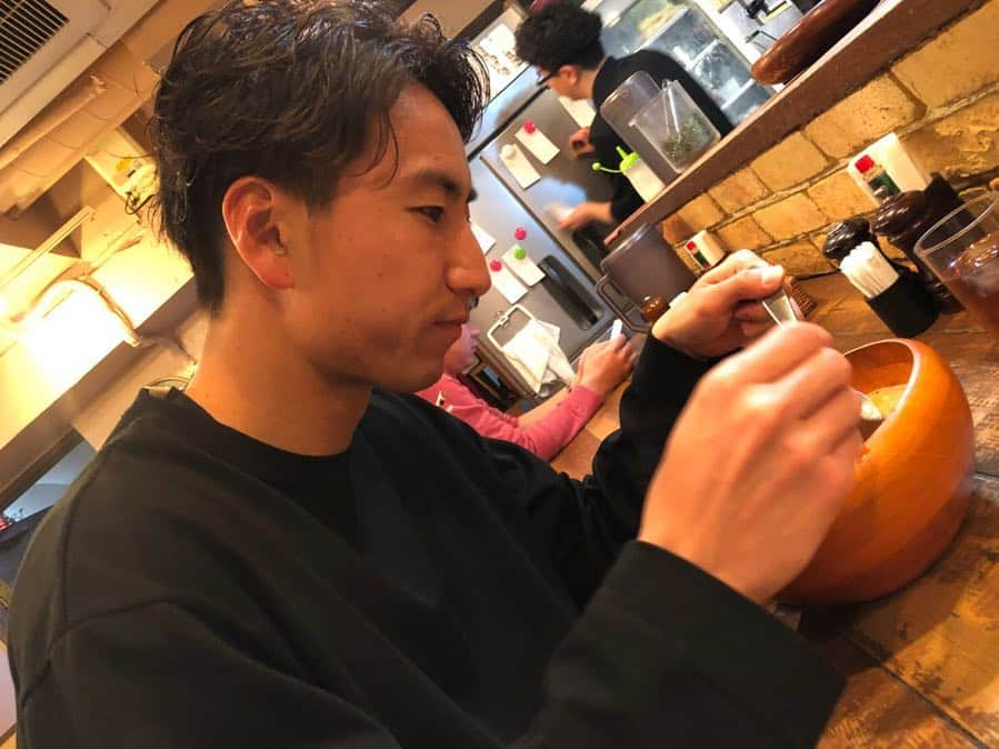 武岡優斗さんのインスタグラム写真 - (武岡優斗Instagram)「Day off。  連休楽しめたなー。 リフレッシュしたなー。  お気に入りのお店でのランチ。  絶品パスタ… たまらぬ…たまらぬ…  思いのほか寒かったから スープパスタをchoice。  このchoiceは 正解であった。  パスタに集中する32歳でした笑  #Dayoff #lunch #myfavorite #pasta #pastalunch #souppasta #Delicious #awesome #思いのほか寒かった #あったまった #でもでも #そんなの忘れるくらい #今日寒かった #寒いのなんのって #4月の雪はダメ #免疫 ないよ #ちょっと引いてるよ #勘弁して笑 #昔はどんな寒さも #半袖短パン小僧 #20年ちょい前の #あの頃のキミ #ドウカシテタネ #アタマオカシイヨ #でも #尊敬した #平成最後の4月のアホ天気の日 #現場からは以上です🙏」4月10日 22時42分 - yuto_takeoka17