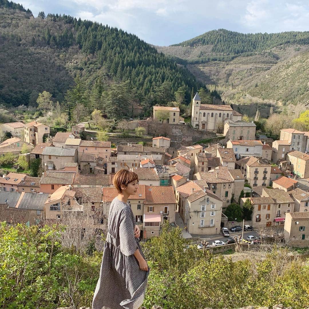石田一帆さんのインスタグラム写真 - (石田一帆Instagram)「. 南フランス アベンヌ村へきています🇫🇷 . パリからモンペリエまでフライト、 モンペリエから更にバスで2時間程のり アベンヌ村へ到着しました◎ . @eauthermaleavenejapan さんの 撮影できています📷 アベンヌの治療施設テルマリズムセンターや 工場で勉強をさせていただいています✍️💭 . ここはアベンヌ村を見下ろすことのできる 展望スポットで15〜20分程登山して到着⛰ アベンヌ村へきたら是非訪れてほしいスポット♡ . #ik_travel#ik_france#avene#visitfrance#francetravel#francetrip#trip#travel#南フランス#フランス#アベンヌ村#アベンヌ#フランス旅行#女子旅」4月10日 22時52分 - ishidakazuho