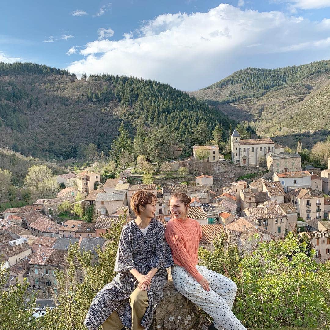 石田一帆さんのインスタグラム写真 - (石田一帆Instagram)「. 南フランス アベンヌ村へきています🇫🇷 . パリからモンペリエまでフライト、 モンペリエから更にバスで2時間程のり アベンヌ村へ到着しました◎ . @eauthermaleavenejapan さんの 撮影できています📷 アベンヌの治療施設テルマリズムセンターや 工場で勉強をさせていただいています✍️💭 . ここはアベンヌ村を見下ろすことのできる 展望スポットで15〜20分程登山して到着⛰ アベンヌ村へきたら是非訪れてほしいスポット♡ . #ik_travel#ik_france#avene#visitfrance#francetravel#francetrip#trip#travel#南フランス#フランス#アベンヌ村#アベンヌ#フランス旅行#女子旅」4月10日 22時52分 - ishidakazuho