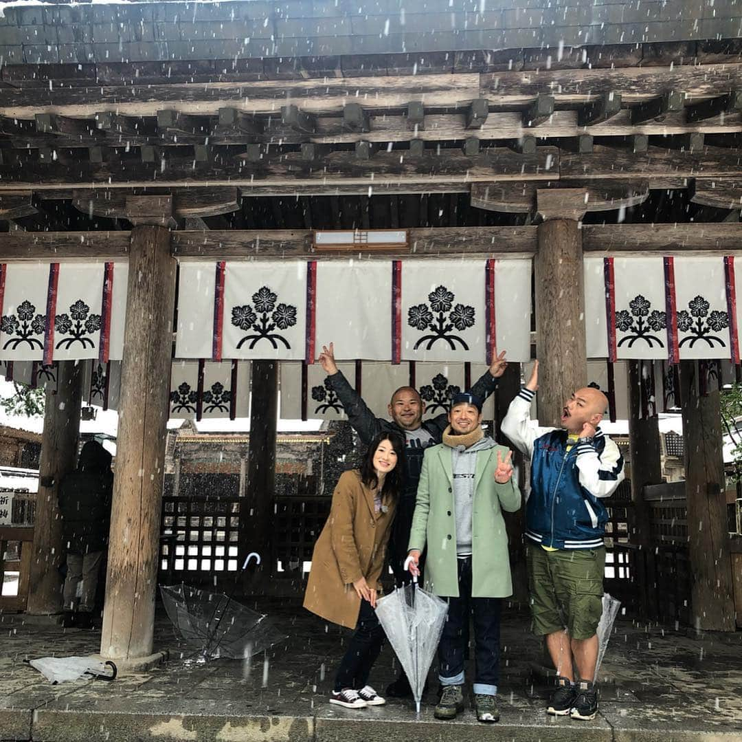 小宮山瑞季さんのインスタグラム写真 - (小宮山瑞季Instagram)「今日は、雪の中ロケ❄☃。 ゲストはこの方達です★！！ 寒い中の取材ですが、 楽しくわいわい撮影してます！！！ 詳細はまた後日お知らせしますね☆*。 ・ #安田大サーカス #団長 #クロちゃん #HIROくん #諏訪大社 #ロケ #雪 #4月 #春の嵐 #グルメ #体験 #美容 #新しい #機械 #new #泊まり #長野放送 #アナウンサー #小宮山瑞季」4月10日 22時52分 - komiyama_mizuki