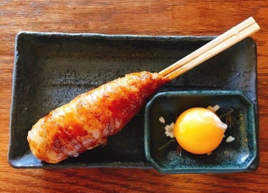 "TERIYAKI" テリヤキ編集部さんのインスタグラム写真 - ("TERIYAKI" テリヤキ編集部Instagram)「⠀ ⠀~TERIYAKI美食倶楽部開催店~⠀ ⠀ TERIYAKI美食倶楽部では、ほぼ毎日素敵なオフ会を開催しています。⠀ ⠀ 東京に限らず、全国各地で様々な逸品を食べる至高のオンラインサロン。⠀ ⠀ 気になる方は @teriyaki_jp  のプロフィールからチェック。⠀ ⠀ -----------------------------------⠀ ⠀【Yakitori Hachibei Chinatown Hawaii】@ハワイ⠀⠀ ⠀⠀ 真の職人によるハワイならではの型破りな発想で楽しむ焼き鳥。⠀ ⠀ 特にレバーと砂肝は絶品です！⠀ ⠀ 美味しい焼き鳥と美しいパフォーマンスを楽しまれてみては。⠀ ⠀ -----------------------------------⠀ ⠀【Yakitori Hachibei Chinatown Hawaii】@⠀ Hawaii ⠀ ⠀ Yakitori enjoyed with unconventional ideas unique to Hawaii by true artisans.⠀ ⠀ Especially lever and sand liquor are exquisite! ⠀ ⠀ Try delicious yakitori and enjoy beautiful performances.⠀ ⠀ -----------------------------------⠀ #テリヤキ #本当に旨い #美食 #美食倶楽部 #鮨会#写真好きな人と繋がりたい #グルメ好きな人と繋がりたい #美味しいもの好きな人と繋がりたい #いいね返し#ファインダー越しの世界 #美味しいお店 #food#foodstagram #foodporn #delicious#Yakitori#Hachibei#Chinatown #Hawaii#焼き鳥#肉部#肉好きな人と繋がりたい」4月10日 22時46分 - teriyaki_jp