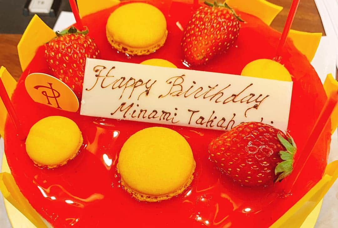 高橋みなみさんのインスタグラム写真 - (高橋みなみInstagram)「これ何？チームにも お誕生日お祝いしてもらったよー✨🥺 ベルちゃんわざわざ来てくれたの😭優しさ😭 皆さんありがとうございます！  #これ何？ #birthday #happybirthday  #cake #tokyofm #radio #thankyou」4月10日 22時47分 - taka37_chan