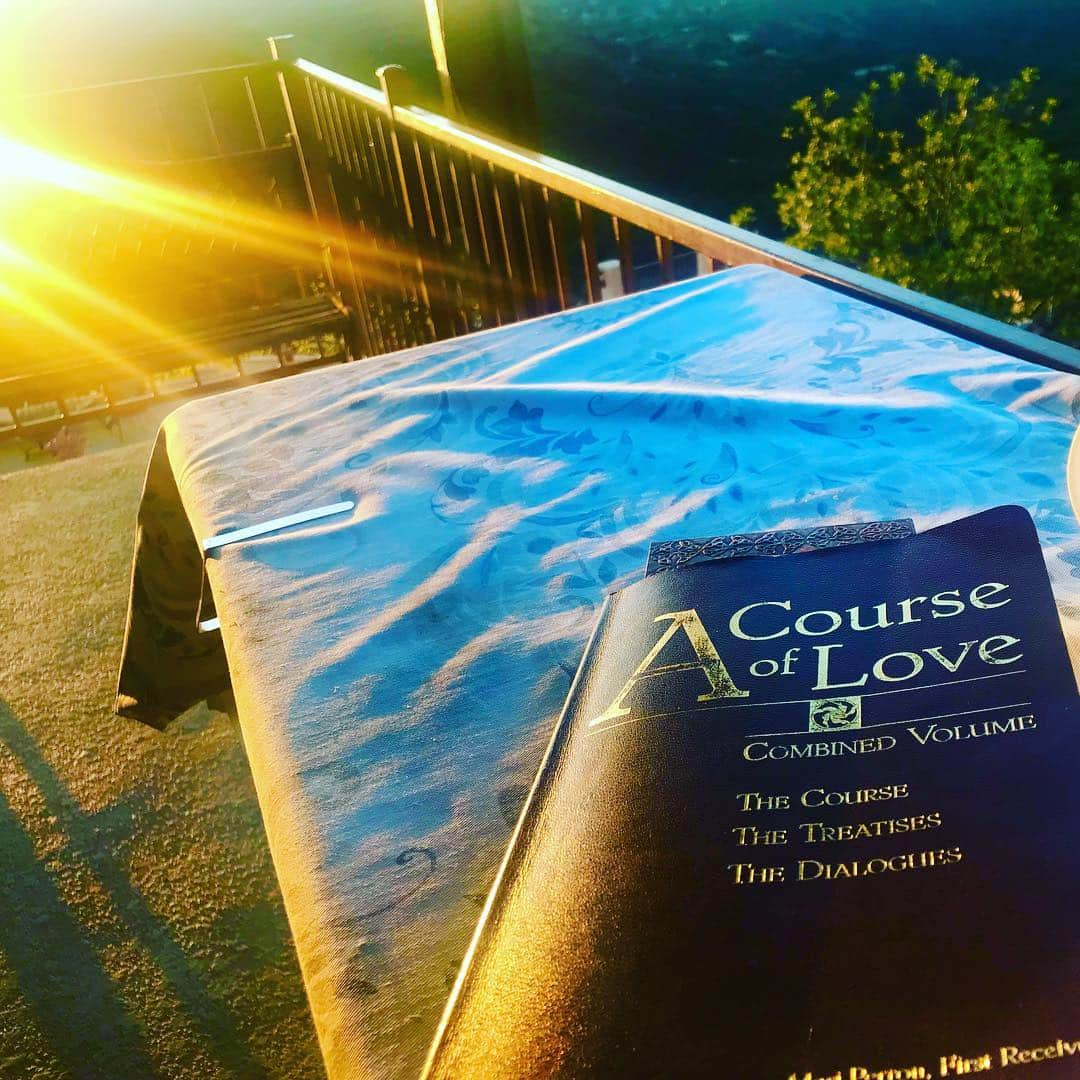 ニア・ピープルズさんのインスタグラム写真 - (ニア・ピープルズInstagram)「Early morning reading: “Where truth has come illusion is no more. #Truth has no need of your protection, for truth brought to illusion shines its light into the darkness, causing it to be no more.” #love #humanity」4月10日 22時47分 - niapeeples