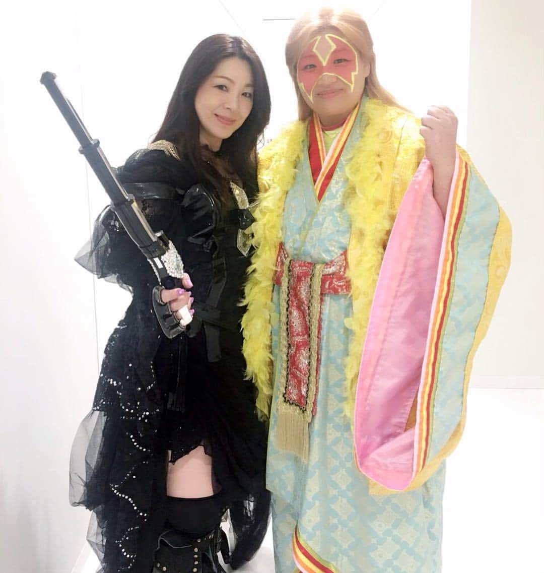 井上貴子のインスタグラム：「この方々は…  久々にお逢いして 懐かしい話になっても 自分はこんだけ辛かった！とか あの時こんなことされた！とか  そーゆー話にならない。  決して 忘れたわけじゃない。  心の中にしまって いちいちほじくりださないだけ。  それぞれがそれぞれの あんなことこんなことを 一緒に乗り越えてきた。  だからこその…  苦労自慢… みたいなネガティブな話はない。  失敗談をポジティブに話す！ そーゆーのが楽しくて^ ^  みなさん丸くなったなぁ… と思っても…  やはりプロレスの時だけは ピリっとしている。  その時の この方々のお姿は…  めっちゃカッコよくて サイコーに自慢できる 最高級品質の女子プロレスラー。  尊敬させてくれて…  深謝です。  Happyで^ ^  #井上貴子  #LLPWX #女子プロレスラー #紅緒と柊音 #元全女 #全日本女子プロレス #ディアナ女子プロレス #OZアカデミー #アジャコング #井上京子」