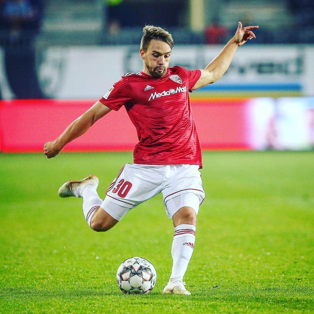 FCインゴルシュタット04さんのインスタグラム写真 - (FCインゴルシュタット04Instagram)「+++ Thomas #Pledl zur Fortuna +++ “Ich will mich hier auf keinen Fall mit dem Abstieg verabschieden und verspreche, weiter alles für die #Schanzer zu geben! Wir werden das Ruder noch rumreißen!” In diesem Sinne weiter alles geben 👊‼️ #FCI #ThomasPledl #Transfer @pledlinho30」4月10日 23時00分 - dieschanzer