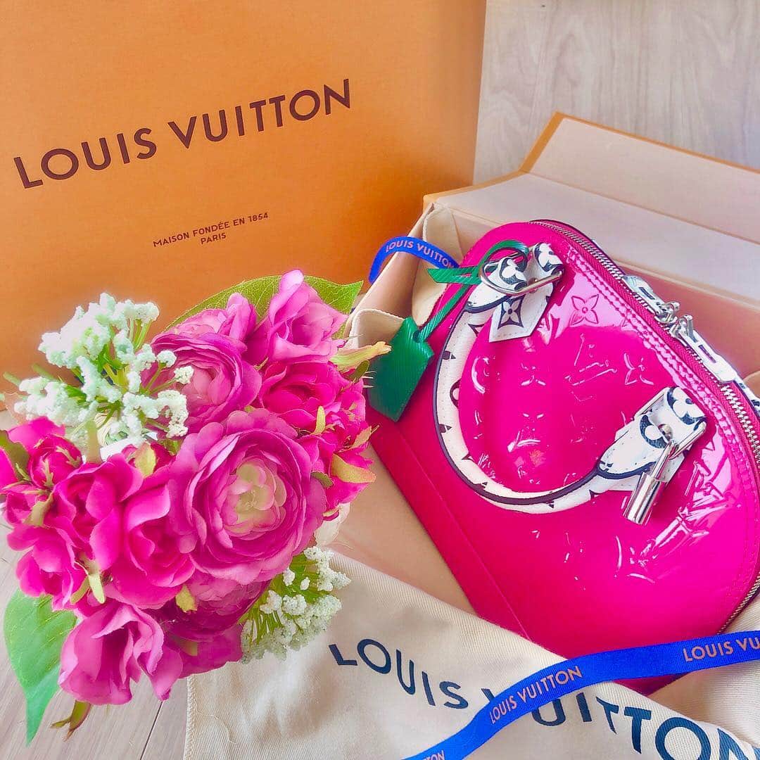 岡田栞奈のインスタグラム：「New bag💕💕💕 ・ 春夏にぴったりなカラーだ😍✨ サイズ感も丁度良くて いっぱい入るよ〜♪ 旦那様からのプレゼント🎁💝 大切に使います🌟 派手色大好き💕 #louisvuitton #new #bag #pink #love #thankyou #present #myfamily #ルイヴィトン #ヴィトン #ブランド #バッグ #春夏 #2019ss #新作 #だーりん #ありがとう💓」