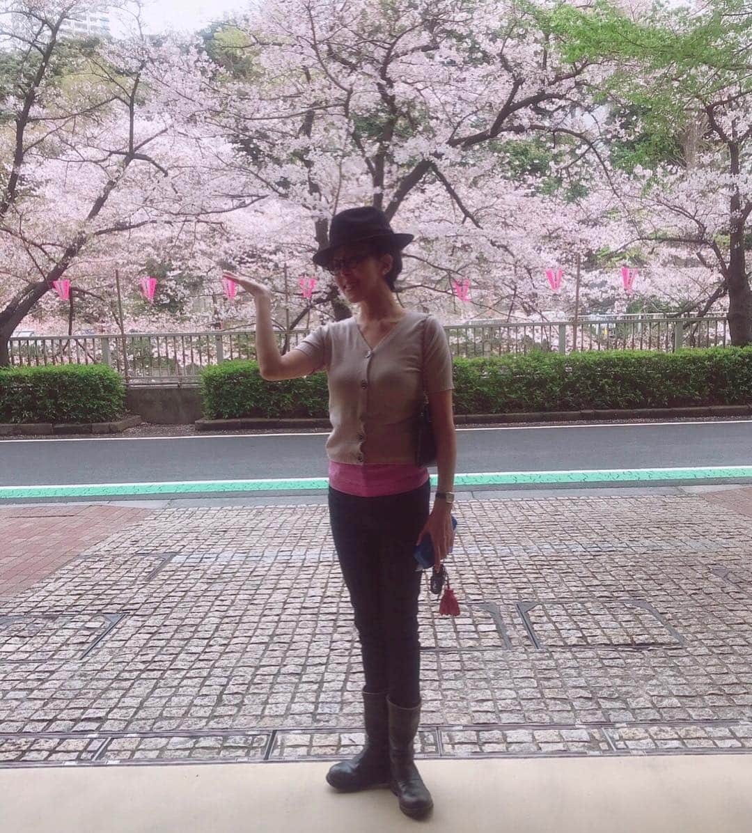 金子エミさんのインスタグラム写真 - (金子エミInstagram)「スペインから帰国したその日は…ちょうど目黒川🌸桜が満開でした。嬉しかったなぁー！」4月10日 22時55分 - emikaneko1114