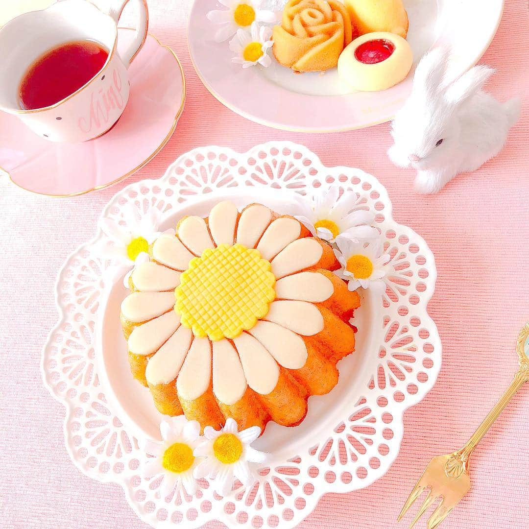 込山榛香さんのインスタグラム写真 - (込山榛香Instagram)「お花のケーキ🌼﻿ ﻿ ﻿ この前ママとお家でお茶した時の☕️﻿ ﻿ うさちゃん置いたら可愛いイースターになったよ🐇💛﻿ ﻿ ﻿ ﻿ #ティータイム #3時のおやつ #sweet #えのき亭 #FIKA  #西光亭 #ホーレンディッシュカカオシュトューベ﻿ #hollandische #イースター」4月10日 22時55分 - komiharu_official