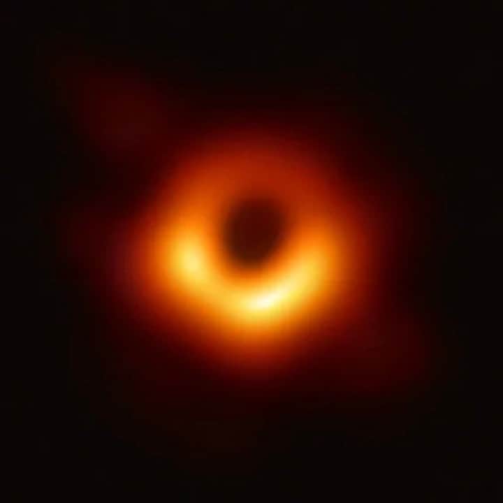 VICEさんのインスタグラム写真 - (VICEInstagram)「In the century since Albert Einstein theorized the existence of black holes, nobody has seen one—until today. 🔭 On Wednesday morning, scientists in simultaneous press conferences around the world unveiled the first-ever photo of a black hole. 😮 More info at our link in bio, via @motherboardvice. 📸: EHT」4月10日 22時56分 - vice