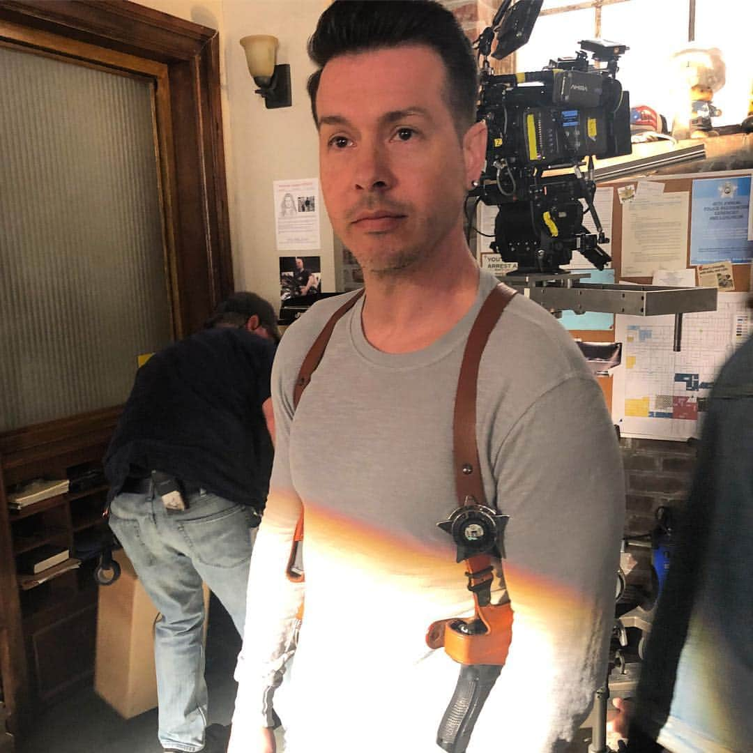 マリーナ・スコーシアーティさんのインスタグラム写真 - (マリーナ・スコーシアーティInstagram)「No new PD tonight, but remember at the end of every 🌈 there’s a Jon Seda. I hope this comforts you. #chicagopd #jonseda #rainbow」4月10日 22時56分 - marinasqu