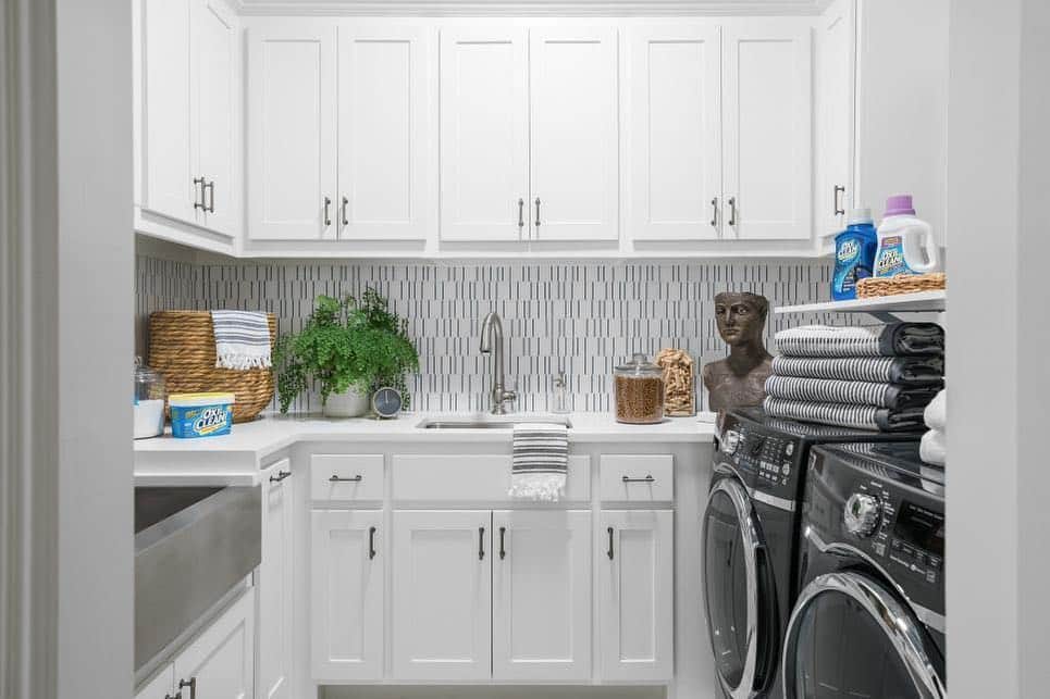 HGTVさんのインスタグラム写真 - (HGTVInstagram)「Chores don’t feel like chores in a well-designed laundry room that looks this good! 🧺👍Visit the link in our bio to explore the details of this utilitarian room at #HGTVSmart Home 2019.」4月10日 22時56分 - hgtv