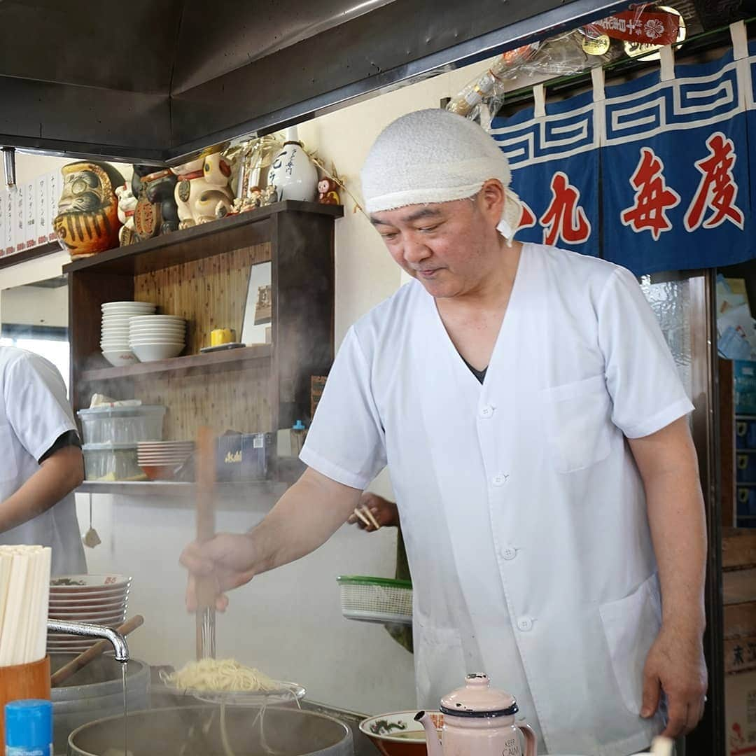 デパぐるッ！福岡さんのインスタグラム写真 - (デパぐるッ！福岡Instagram)「⠀ FBS出演者が実際に食べて、美味しい！というバリよかッ！グルメをご紹介🎉⠀ ⠀ 今回は、めんたいワイドMCの今村敦子さんのおすすめの「一九ラーメン 老司店」❗️⠀ ⠀ お店は50年以上も歴史のある老舗で、今の店主は2代目。 先代の味を継いだという豚骨のみを炊き込んで作るスープは、あっさりとしてとても食べやすい味☝️⠀ ⠀ ストレートの細麺と絡み合い、シンプルな中にも奥深いものを感じられます😋⠀ ⠀ 敦子さんも「昔ながらの塩味もきいた“ザ・豚骨”のラーメン！シンプルで毎日でも食べたくなる味」と絶賛されていました🙆‍♀️⠀ ⠀ 価格は1杯なんと450円❗️ このご時世には考えられないほどリーズナブルなんです👏⠀ ⠀ お昼過ぎの3時ごろにうかがったにもかかわらず、店内はお客さんがいっぱいという人気ぶり😲⠀ ⠀ お店の皆さんで手際よくお店を回される姿も印象的で、どこか懐かしくホッと一息つけるような優しい一杯でした💕⠀ ⠀ ラーメン450円 一九ラーメン 老司店 福岡県福岡市南区老司1-33-13⠀ ⠀ ⠀ #バリよかグルメ #グルメ #グルメ好きな人と繋がりたい #福岡 #福岡グルメ #福岡居酒屋 #福岡ごはん #福岡ランチ #福岡旅行 #福岡観光 #福岡旅行 #福岡ラーメン #老司 #食べるの好きな人と繋がりたい #食べスタグラム #お酒好きな人と繋がりたい #居酒屋 #麺スタグラム #麺活 #ラーメンインスタグラマー #麺スタグラマー #ラーメン #ラーメン好き #ラーメン大好き #ラーメン部 #豚骨 #豚骨ラーメン #とんこつ #とんこつラーメン #一九ラーメン」4月10日 22時58分 - arne_gourmet