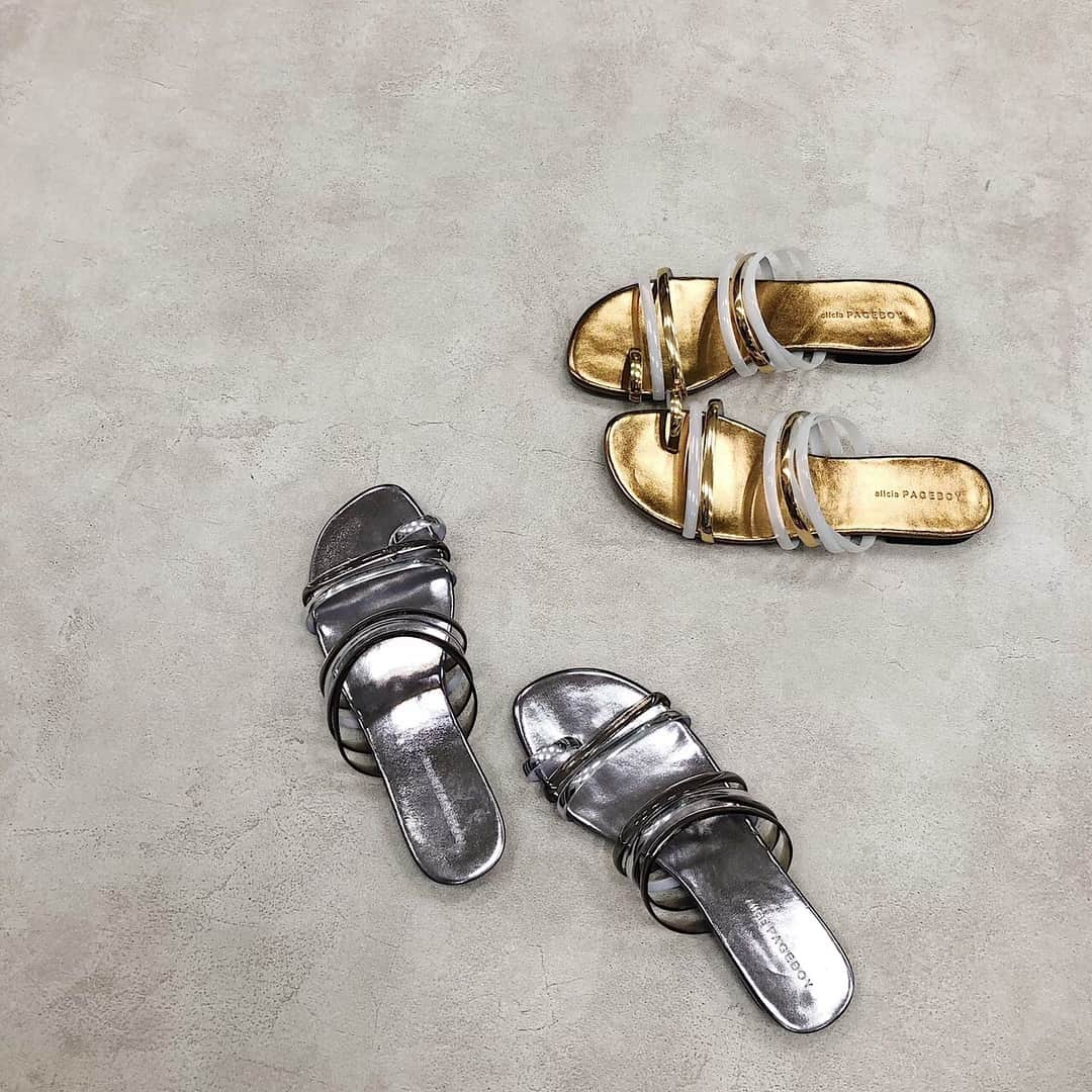 ページボーイさんのインスタグラム写真 - (ページボーイInstagram)「ㅤㅤㅤㅤㅤㅤㅤㅤㅤㅤㅤㅤㅤ 【NEW ITEM】 ㅤㅤㅤㅤㅤㅤㅤㅤㅤㅤㅤㅤㅤ ☑︎メタリックリングトング ¥4.900+tax silver,gold/2color M,L/2size ㅤㅤㅤㅤㅤㅤㅤㅤㅤㅤㅤㅤㅤ (品番 828815) ㅤㅤㅤㅤㅤㅤㅤㅤㅤㅤㅤㅤㅤ ______________________________________________ ㅤㅤㅤㅤㅤㅤㅤㅤㅤㅤㅤㅤㅤ これからの時期にオススメの メタリックサンダルが登場。 ㅤㅤㅤㅤㅤㅤㅤㅤㅤㅤㅤㅤㅤ 親指のリングトングが周りと差のつくデザイン。 リングがクリアで涼しげな印象かつ フラットシューズで足に負担もかからず◎ ㅤㅤㅤㅤㅤㅤㅤㅤㅤㅤㅤㅤㅤ ▶︎詳細は、TOPページ( @pageboy_pr ) URLにてCHECK!! ㅤㅤㅤㅤㅤㅤㅤㅤㅤㅤㅤㅤㅤ ㅤㅤㅤㅤㅤㅤㅤㅤㅤㅤㅤㅤㅤ #PAGEBOY  #ページボーイ  #19SS_PAGEBOY  #新作 #summer #夏コーデ  #フラットシューズ #メタリックシューズ」4月10日 22時59分 - pageboy_pr