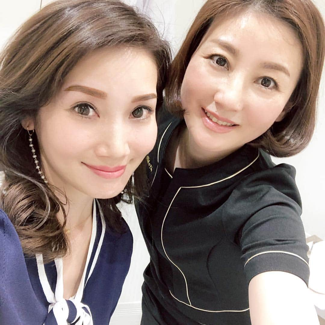 吉田美紀さんのインスタグラム写真 - (吉田美紀Instagram)「・ 最近一番嬉しいこと♡♡ ・ それは 「眉毛を描く手間が省けた」こと！！！ ・ 先日 @thc_miho.k さんに MESMの施術をお願いしました！ ・ お恥ずかしいですが🙈 2枚目は施術前の眉。 3枚目、4枚目は施術直後（ちょっとはっきり目）で 1枚目は数日経って馴染みナチュラルになった今の状態！ ・ 眉の形に左右差もあるから 実はメイクに眉は一番時間がかかってしまう箇所だったりしていました。。 ・ お風呂後も寝起きもこの眉があるなんて 最高すぎます！！ ・ しかもミホさんの絶妙な調合により この理想なカラーの仕上がり！！ ・ 顔の印象を大きく左右する大切なパーツだから センスと技術が確かなミホさんにお願いしたかったんです♡ ・ @mesm_medical_skin_make  で施術内容の詳細をご覧いただけます！！ ・ クリニックもすごく可愛くて素敵…✨ カウンセリングルームがこんなに可愛いと 気分も上がりますよね♡♡ ・ ミホさん、ありがとうございました😊 ・ ・ #メディカルスキンメイク®︎ #MESMbrow #メディカルアートメイク #東京ヒルズクリニック #beauty #eyebrows #眉 #眉毛」4月10日 14時26分 - miki__yoshida