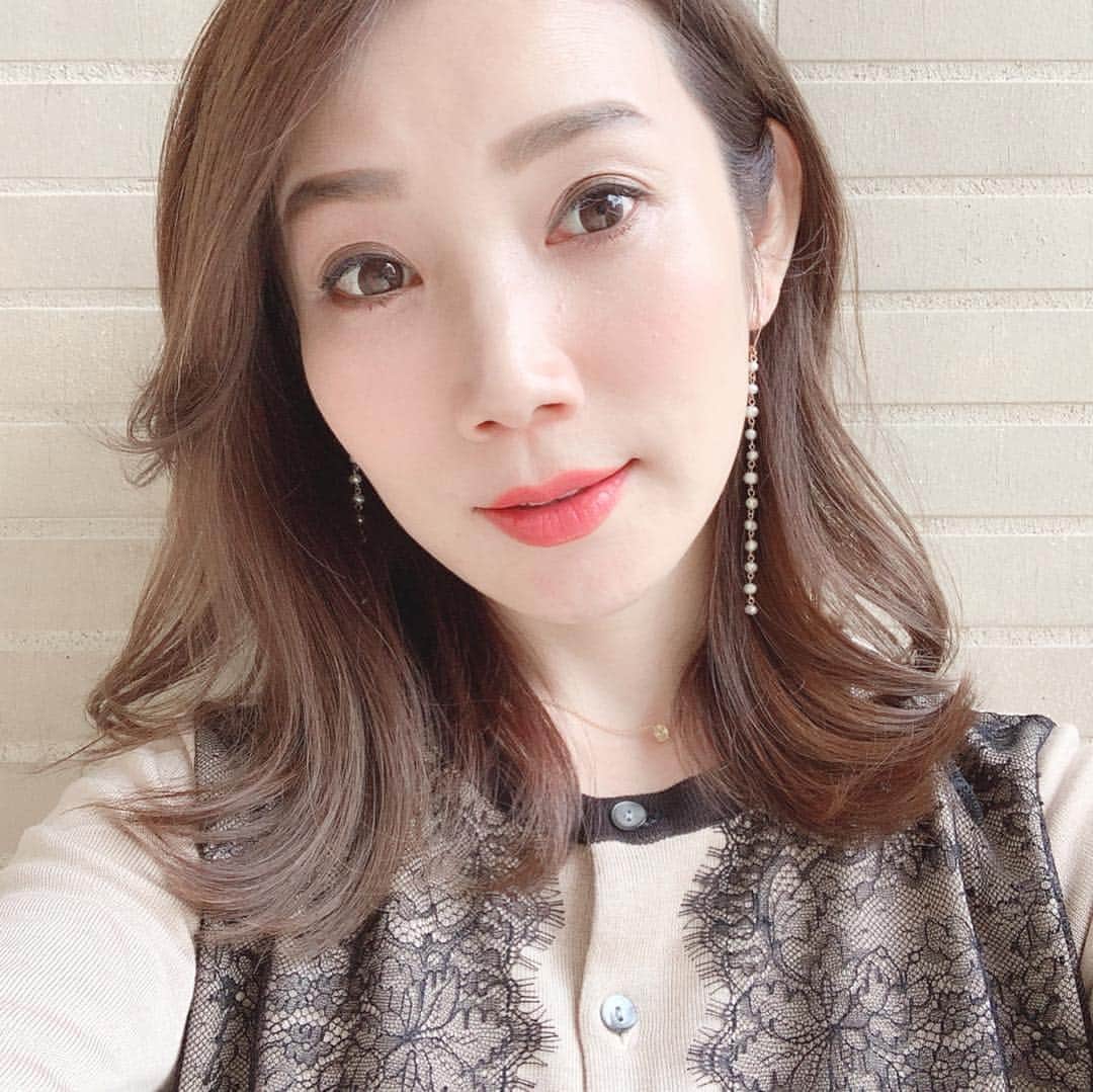 のインスタグラム：「・ 最近一番嬉しいこと♡♡ ・ それは 「眉毛を描く手間が省けた」こと！！！ ・ 先日 @thc_miho.k さんに MESMの施術をお願いしました！ ・ お恥ずかしいですが🙈 2枚目は施術前の眉。 3枚目、4枚目は施術直後（ちょっとはっきり目）で 1枚目は数日経って馴染みナチュラルになった今の状態！ ・ 眉の形に左右差もあるから 実はメイクに眉は一番時間がかかってしまう箇所だったりしていました。。 ・ お風呂後も寝起きもこの眉があるなんて 最高すぎます！！ ・ しかもミホさんの絶妙な調合により この理想なカラーの仕上がり！！ ・ 顔の印象を大きく左右する大切なパーツだから センスと技術が確かなミホさんにお願いしたかったんです♡ ・ @mesm_medical_skin_make  で施術内容の詳細をご覧いただけます！！ ・ クリニックもすごく可愛くて素敵…✨ カウンセリングルームがこんなに可愛いと 気分も上がりますよね♡♡ ・ ミホさん、ありがとうございました😊 ・ ・ #メディカルスキンメイク®︎ #MESMbrow #メディカルアートメイク #東京ヒルズクリニック #beauty #eyebrows #眉 #眉毛」