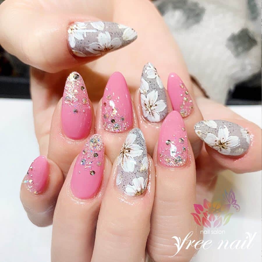 free nail フリーネイルのインスタグラム：「. お客様ネイル💅🏻🌸✨ . 桜ネイル🌸✨ . 春です☺️🌸✨ . ご来店ありがとうございました🙇🏻‍♀️🙇🏻‍♀️🙇🏻‍♀️💗 . #ネイル #フリーネイル #ネイルアート #ジェルネイル #ネイルサロン #大阪ネイルサロン #ネイルデザイン #ネイルチェンジ #フラワーネイル #桜ネイル #ラメネイル #ストーンネイル #キラキラネイル #ピンクネイル #グレーネイル #デザインネイル #シンプルネイル #トレンドネイル #上品ネイル #春ネイル #スプリングネイル #美甲 #日式美甲 #springnails #nailsart #nailsalon #nailsdid #newnails #newnail #freenail」