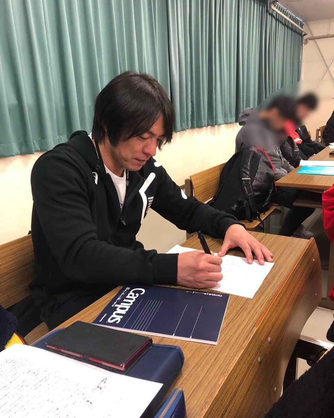 宮崎大輔さんのインスタグラム写真 - (宮崎大輔Instagram)「ちゃんと勉強もしてます❗️😅 歳なのか色々入ってこない… でもこれもチャレンジ❗️ #チャレンジ  #日本体育大学 #日体大 #handball #学業 #bennu」4月10日 14時27分 - daisuke7_official