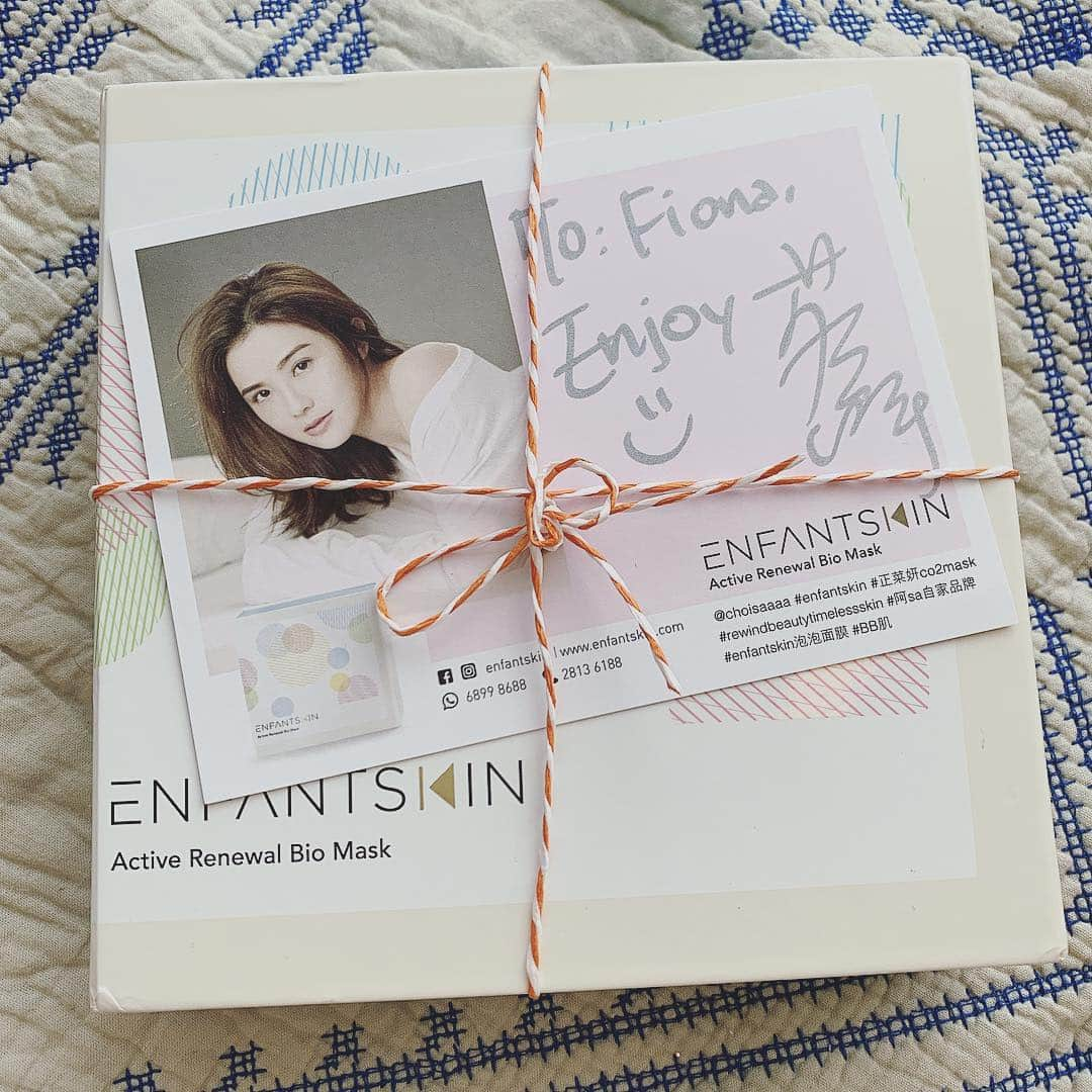 フィオナ・シットさんのインスタグラム写真 - (フィオナ・シットInstagram)「Gum leng geh ! 🥰🥰 thank you @choisaaaa for your masks , shall try it out tonight !」4月10日 14時29分 - physit